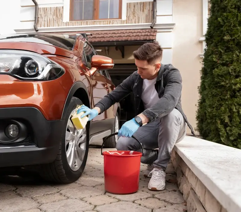 Lavage auto à domicile Caudebronde : professionnel intervenant sur un véhicule